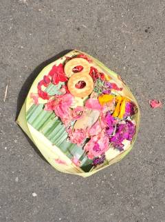 印尼峇里島流傳至今的婆羅門教祭祀物,隨便一個十字路口都可以見到 印尼峇里島流傳至今的婆羅門教祭祀物,隨便一個十字路口都可以見到