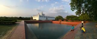 據說是摩耶夫人生產前沐浴、佛陀誕生時淨身的水池。原本的娑羅樹已老死,而新植菩提樹。方形水池是1931年挖掘的。 據說是摩耶夫人生產前沐浴、佛陀誕生時淨身的水池。原本的娑羅樹已老死,而新植菩提樹。方形水池是1931年挖掘的。