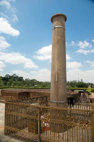 藍毘尼園(佛陀出生處)的阿育王石柱。 藍毘尼園(佛陀出生處)的阿育王石柱。
