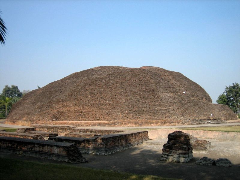 佛陀火化塔的遺跡。照片取自 https://en.wikipedia.org/wiki/Kushinagar_district
