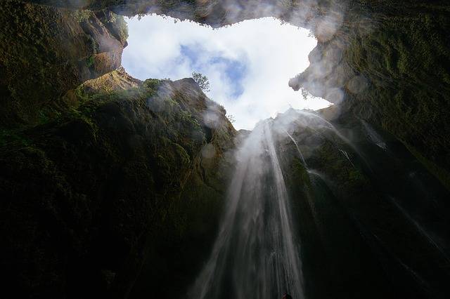 cave-1149023_640.jpg