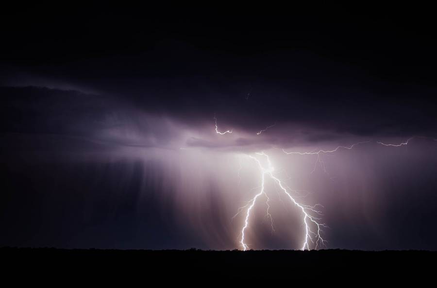lightning-768801_1920.jpg